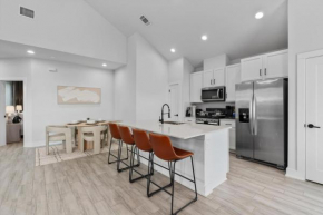 Luxurious Hidden Gem - Downtown Access - Balcony